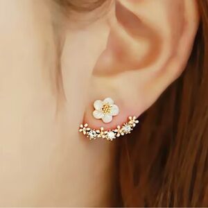 2/$10 NEW! Daisy Earrings Studs Rhinestone Cute Pretty Bohemian Flower